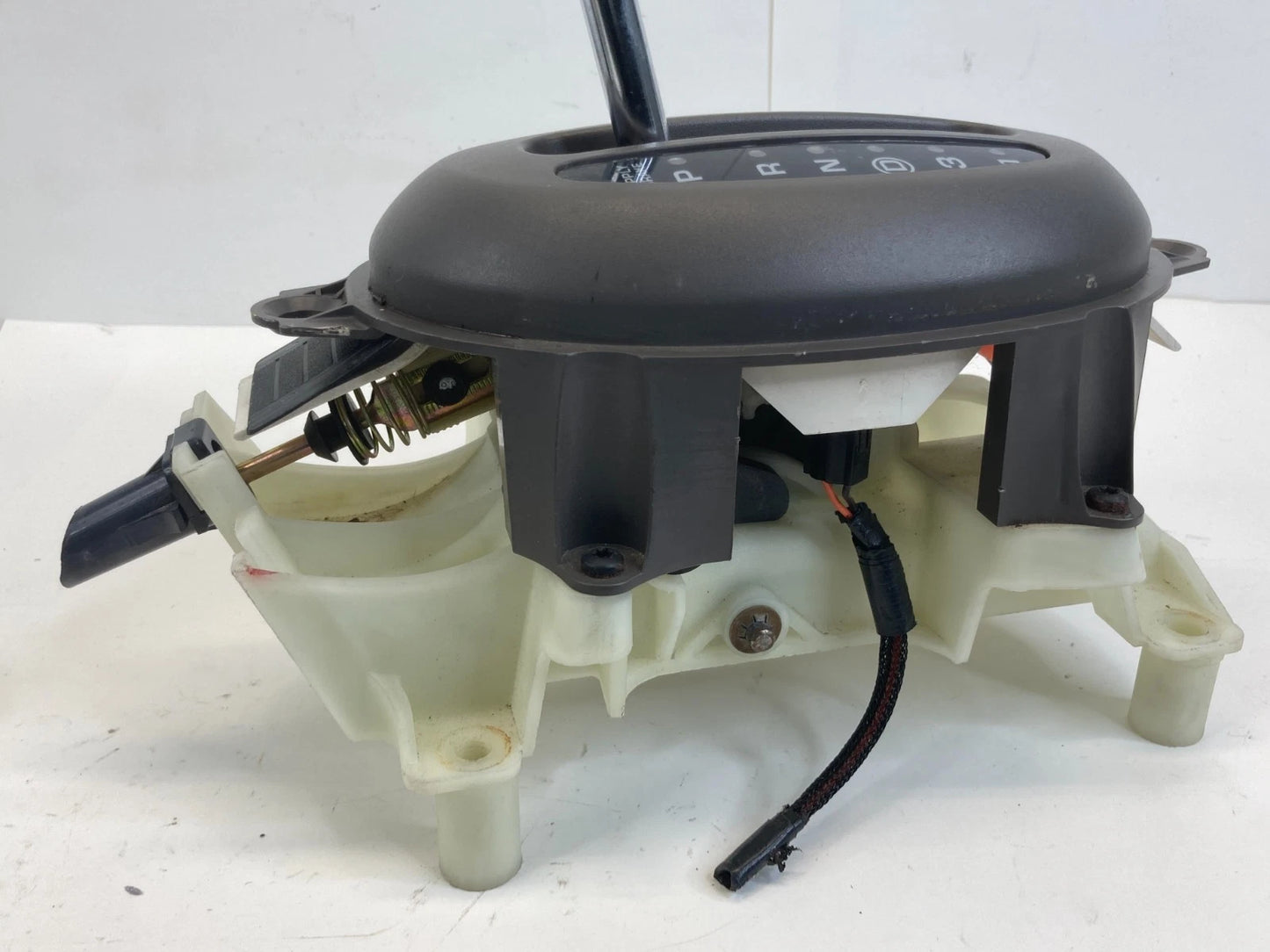 2003-2010 CHRYSLER PT CRUISER 2.4L AUTOMATIC TRANS GEAR SHIFTER LEVER ASSY OEM