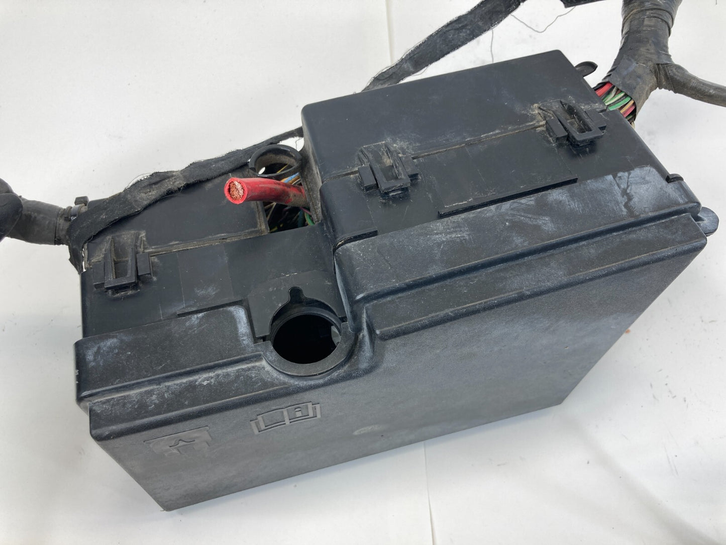 2004-2011 Volvo S40 2.4L Engine Fuse Relay Box Compartment 8688040 OEM