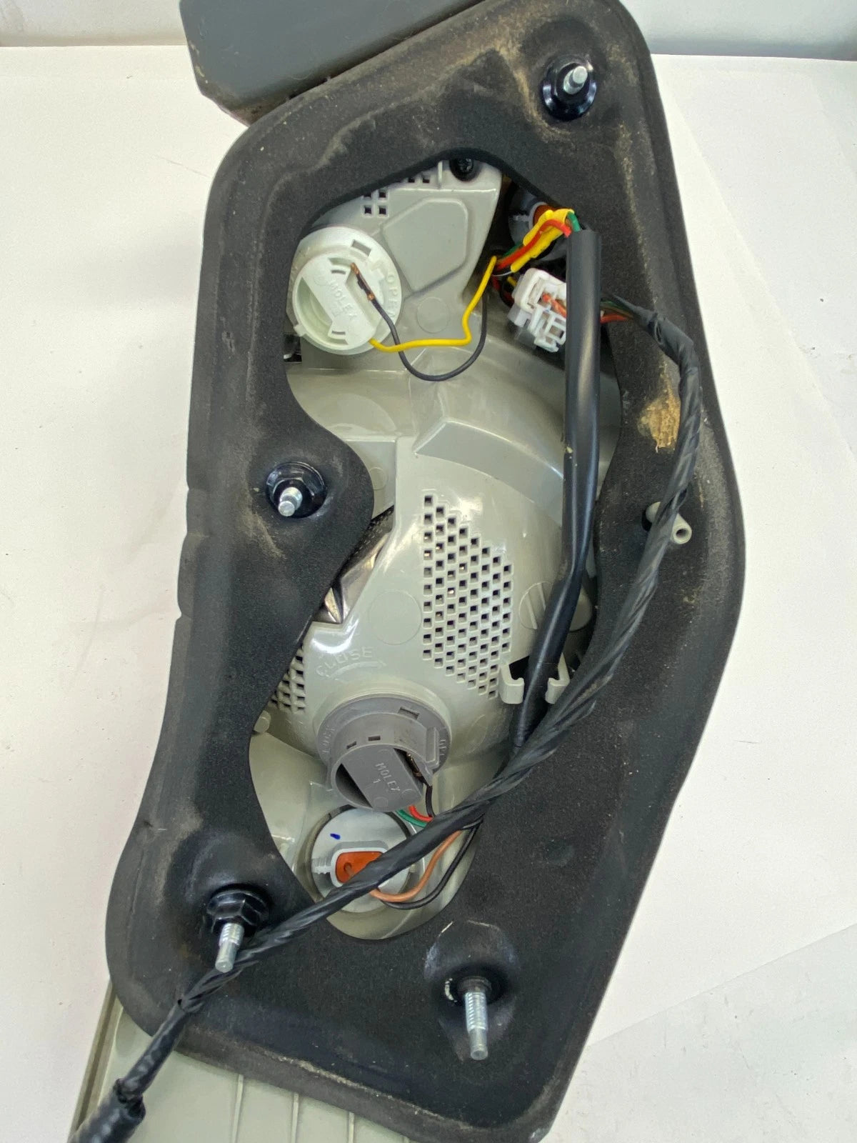 2011-2014 HYUNDAI SONATA TAILLIGHT LAMP RH PASSENGER OUTER OEM FACTORY 92402-3Q