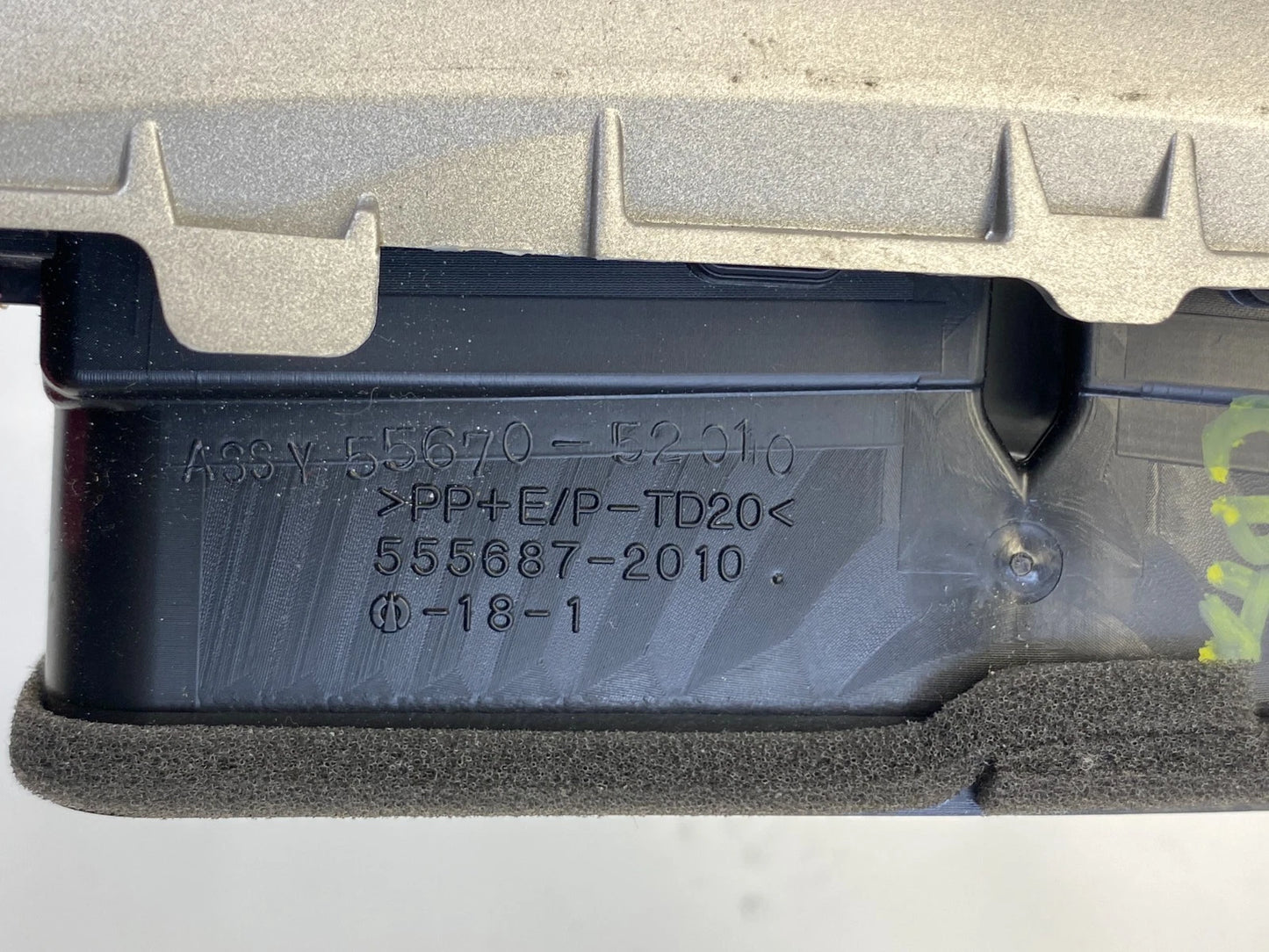 2008-2011 TOYOTA YARIS CENTER DASH AC AIR VENT & RADIO BEZEL TRIM 5540552580 OEM