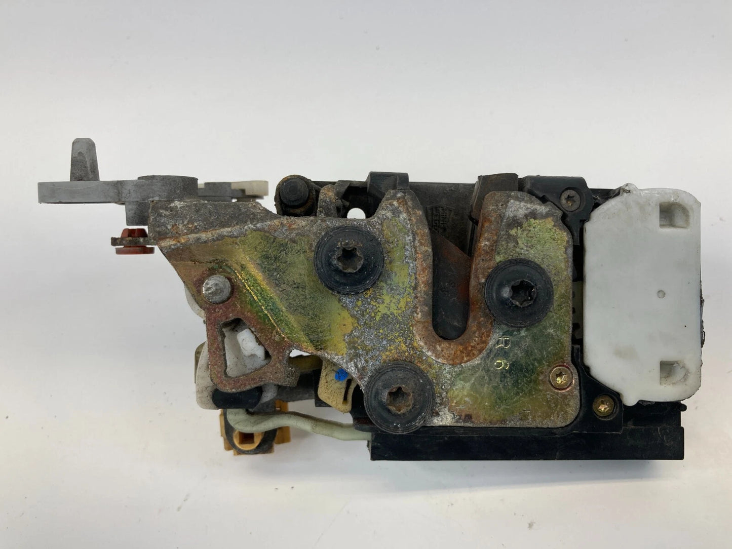 03-06 AVALANCHE 1500 TAHOE REAR RIGHT BACK SIDE DOOR LOCK LATCH ASSY 16872414