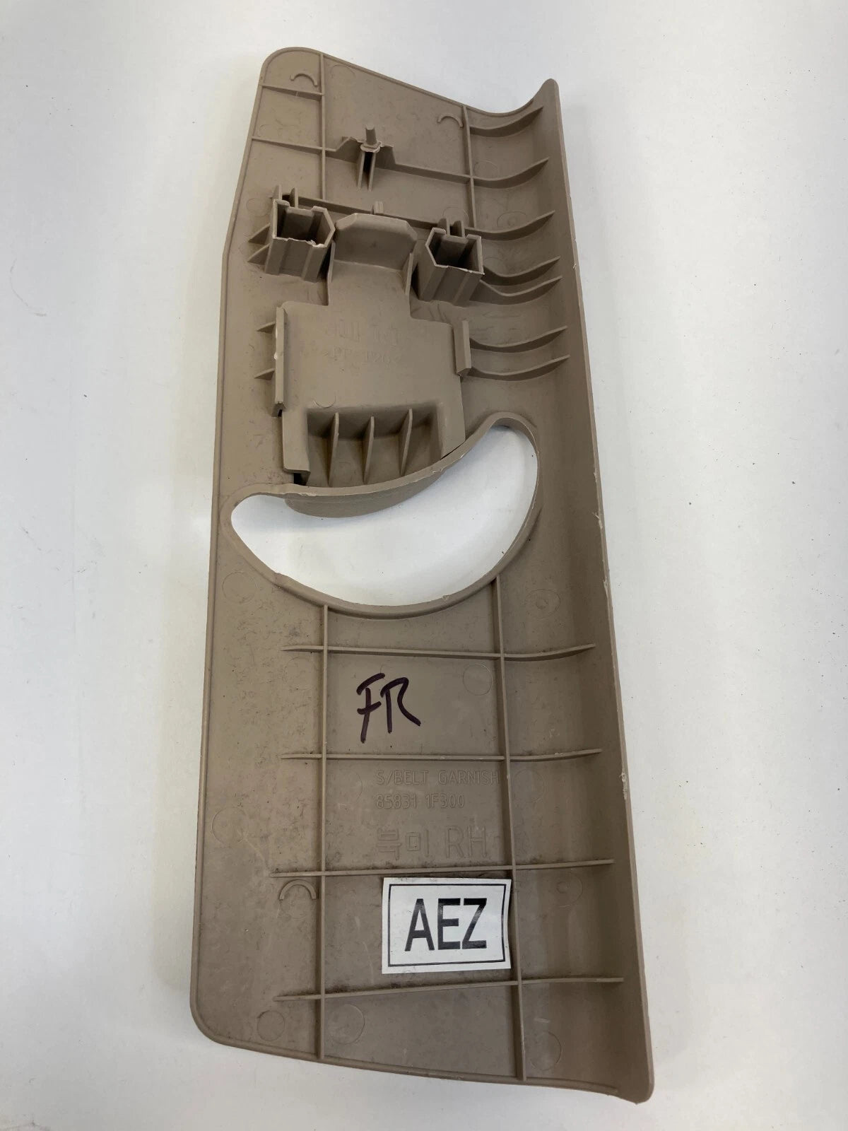 05-10 KIA SPORTAGE FRONT RIGHT UPPER PILLAR SEAT BELT COVER TRIM 85831-1F300 OEM