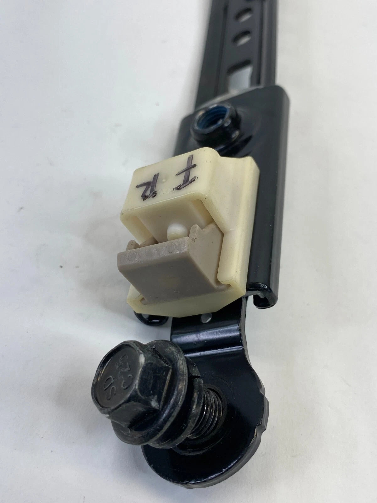 2011-2016 KIA FORTE FRONT RIGHT PASSEGER SIDE SEAT BELT HEIGHT ADJUSTER OEM