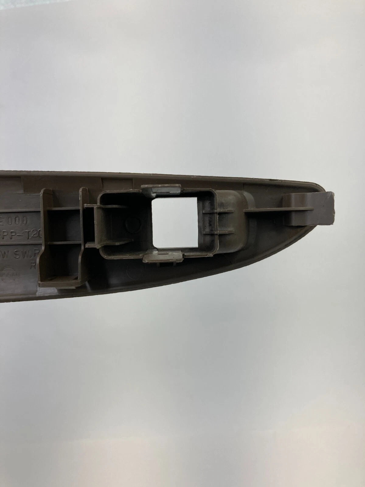 98-01 NISSAN ALTIMA REAR RIGHT SIDE DOOR WINDOW SWITCH COVER BEZEL 82960-9E000