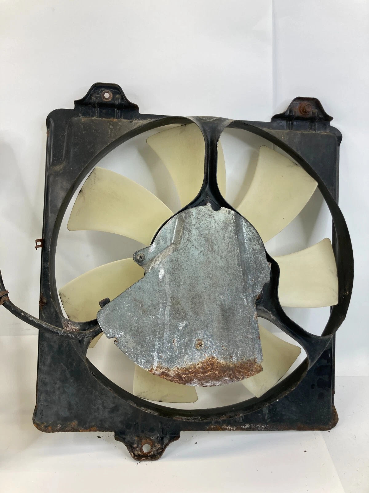 01 02 03 04 05 TOYOTA RAV4 2.0L L4 RADIATOR COOLING FAN MOTOR W/ SHROUD OEM