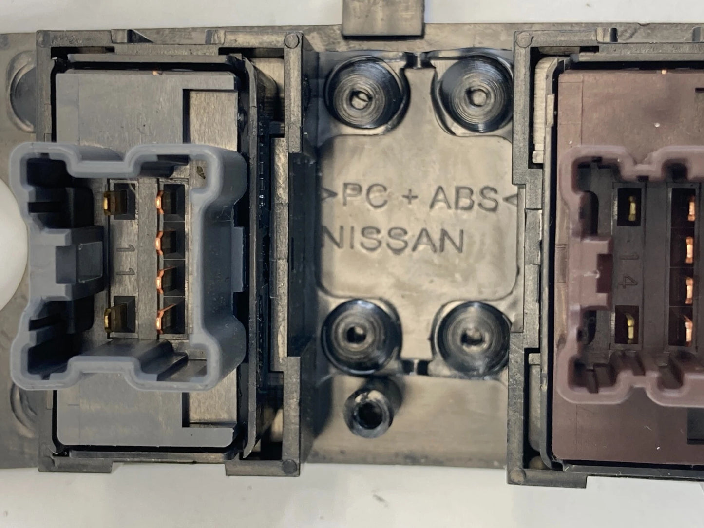 05 06 NISSAN ALTIMA FRONT CENTER CONSOLE LEFT & RIGHT SEAT HEATER SWITCH PANEL