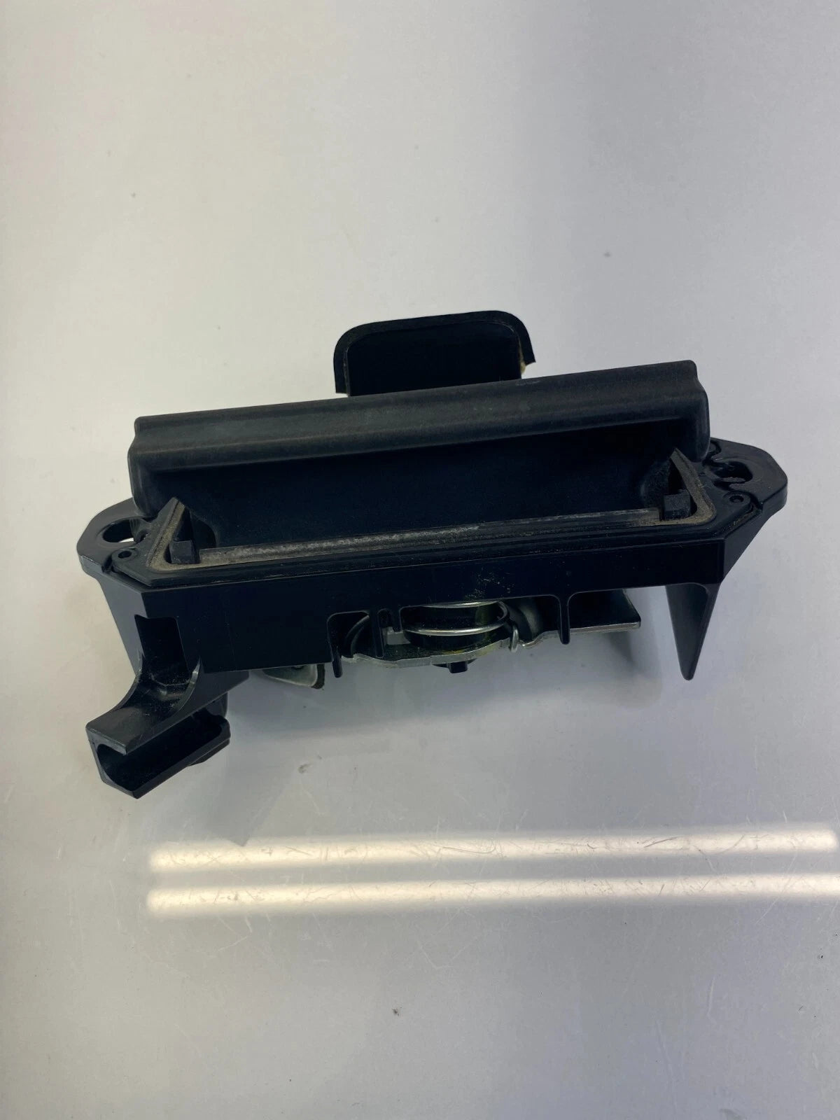 2009 2010 PONTIAC VIBE HATCHBACK REAR EXTERIOR TRUNK LID TAILGATE LEVER HANDLE