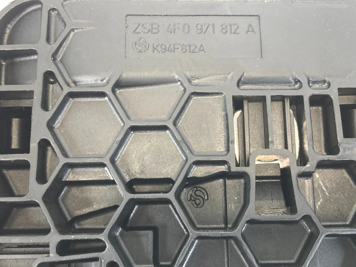05-08 AUDI A6 QUATTRO BATTERY POWER POSITIVE TERMINAL COVER CAP 4F0971812A OEM