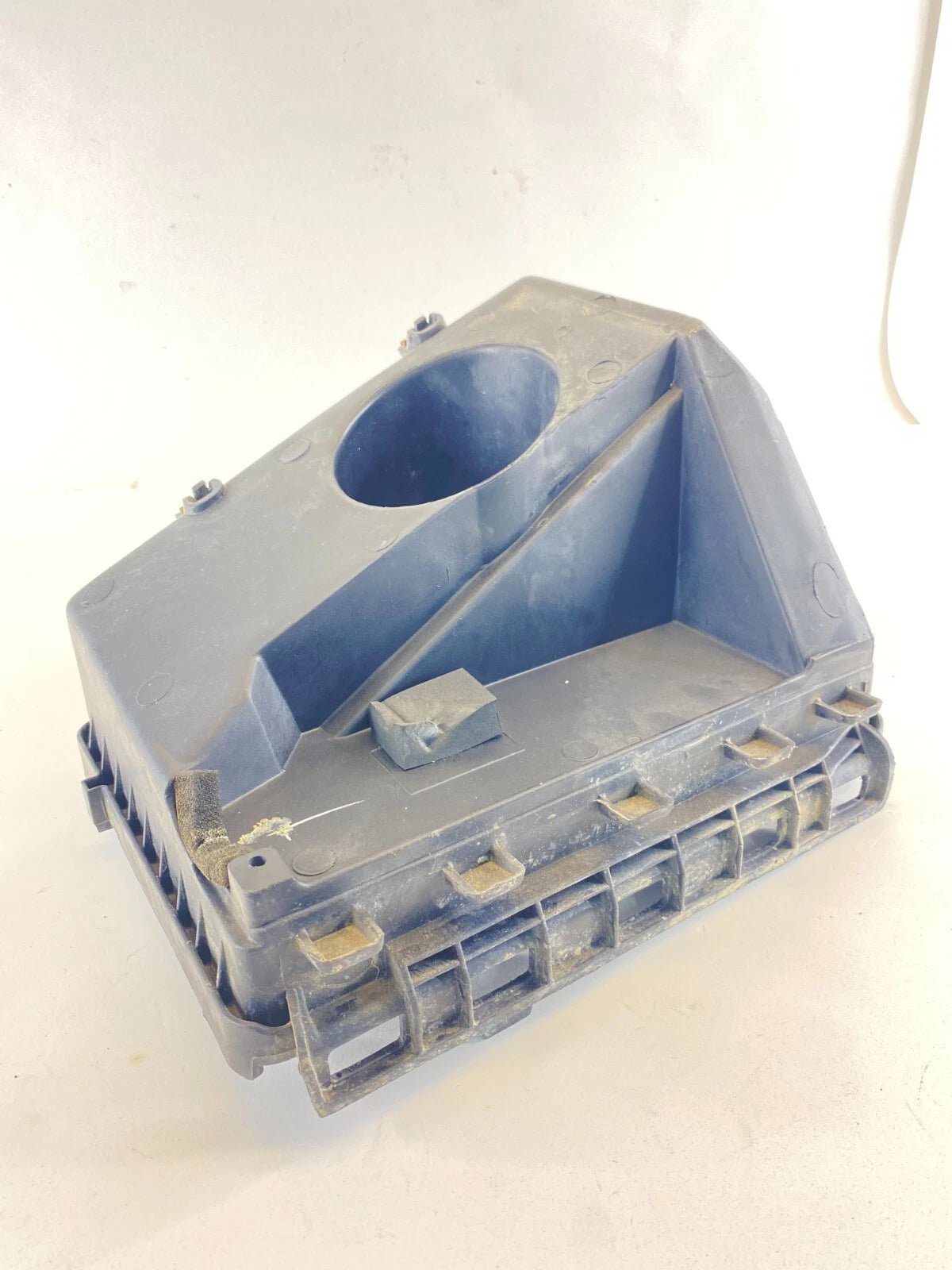 2000-2005 CHEVROLET IMPALA BASE SEDAN AIR INTAKE CLEANER BOX HOUSING 382677 OEM