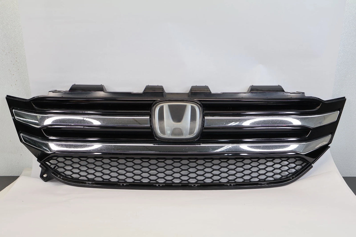 2016-2018 HONDA PILOT FRONT BUMPER UPPER GRILLE W/ EMBLEM LOGO 71121-TG7-A0 OEM
