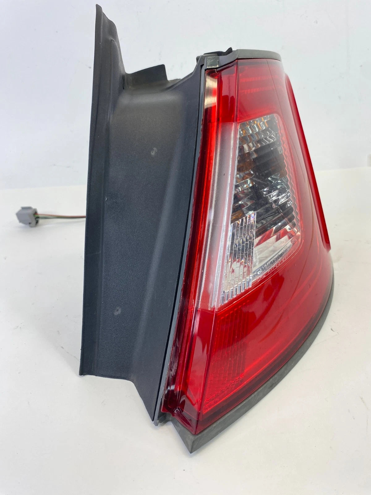 2010-2012 FORD TAURUS REAR RIGHT PASSENGER OUTER QUARTER TAIL LIGHT TAILLIGHT