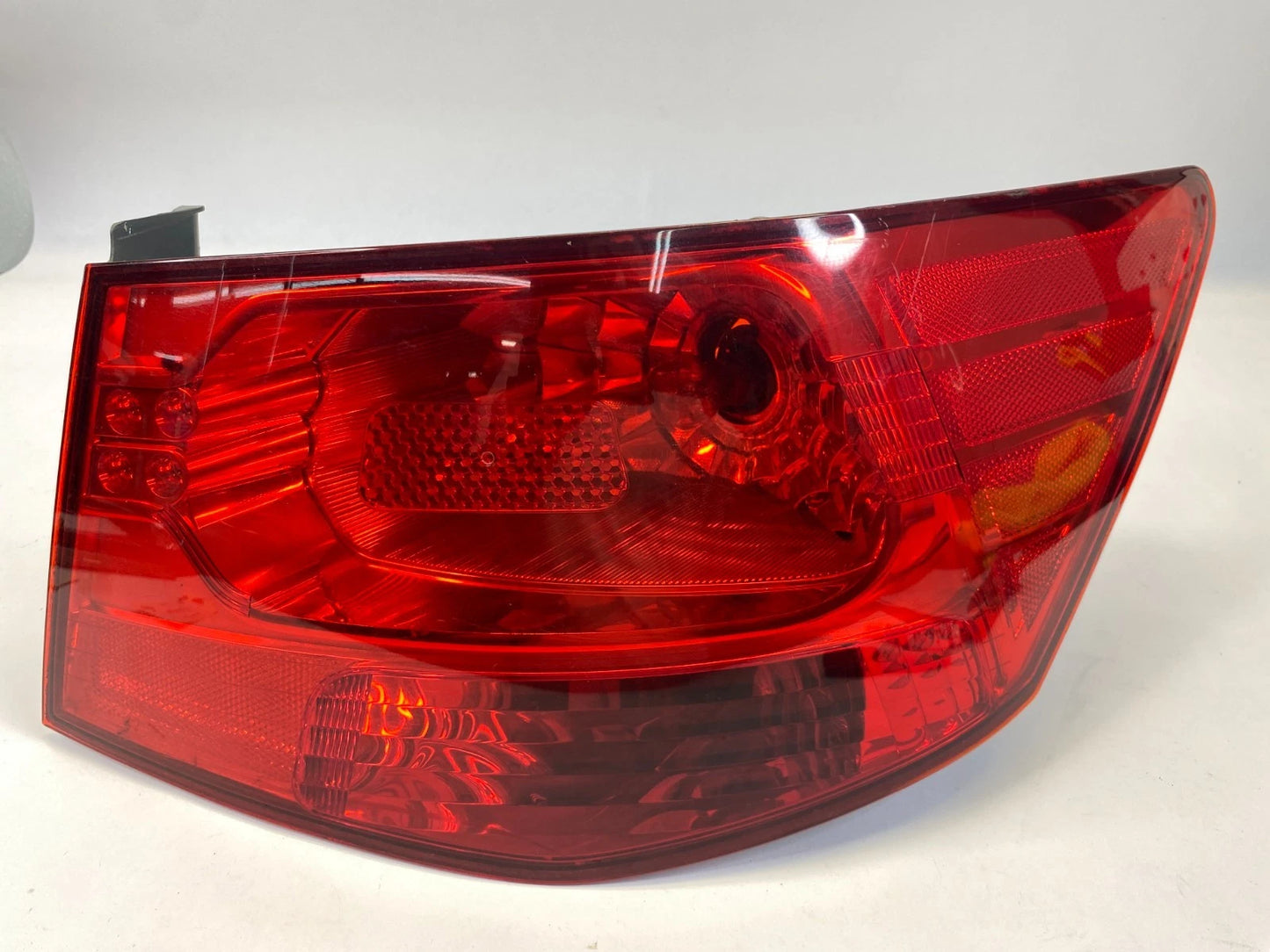 2010-2013 KIA FORTE SEDAN REAR RIGHT SIDE QUARTER PANEL MOUNTED TAILLIGHT LIGHT