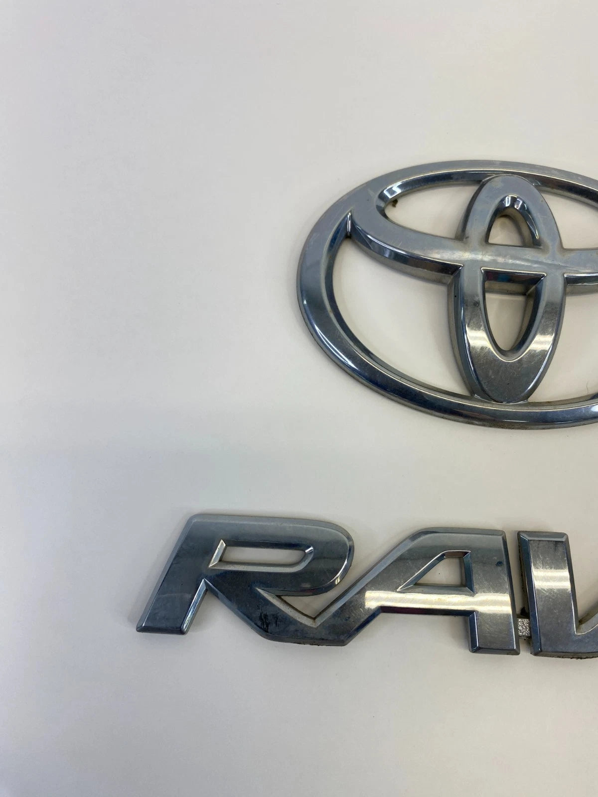 2006-2012 TOYOTA RAV4 REAR BACK TAILIGATE TAIL GATE EMBLEM NAMEPLATE LOGO OEM