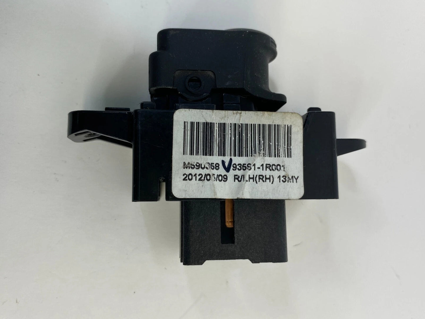 13-17 HYUNDAI ACCENT REAR RIGHT SIDE DOOR POWER WINDOW CONTROL SWITCH 935811R001