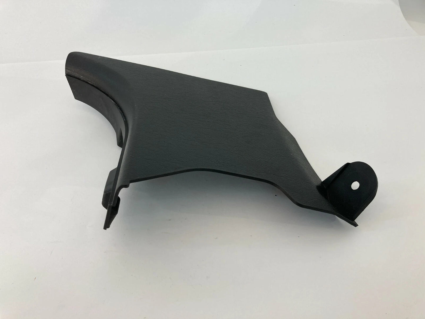 2004-2006 KIA AMANTI FRONT RIGHT PASSENGER LOWER SIDE KICK PANEL TRIM 85824-3F00