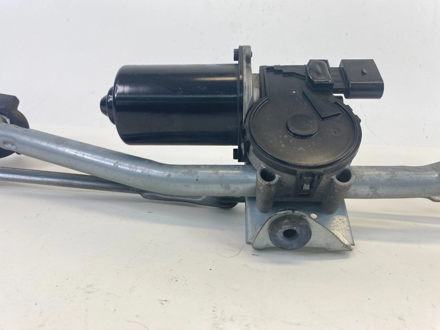 15 16 17 18 19 20 21 KIA SEDONA FRONT WINDSHIELD WIPER MOTOR W/ LINKAGE OEM