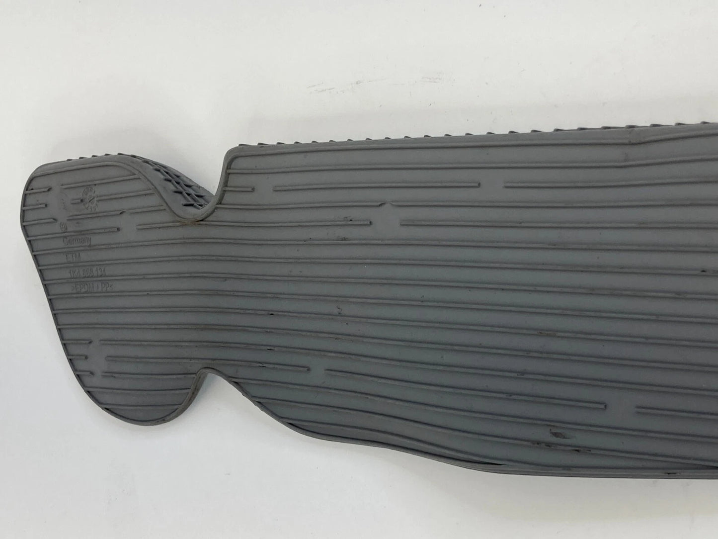 05-07 VOLKSWAGEN JETTA FRONT RIGHT DOOR PANEL INSERT MAT RUBBER 1K4-868-134 OEM