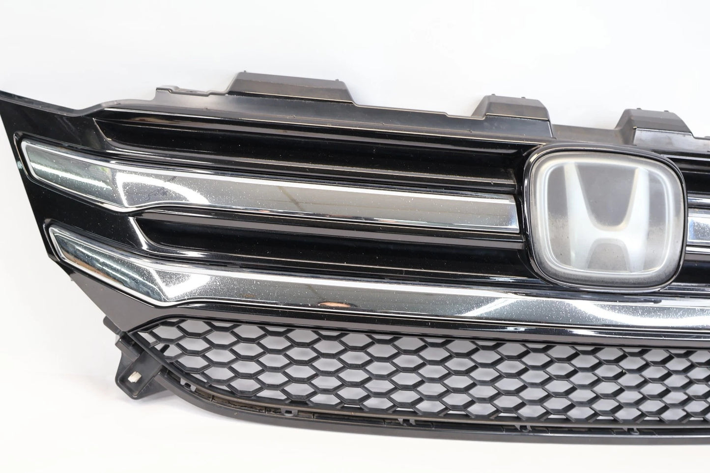 2016-2018 HONDA PILOT FRONT BUMPER UPPER GRILLE W/ EMBLEM LOGO 71121-TG7-A0 OEM