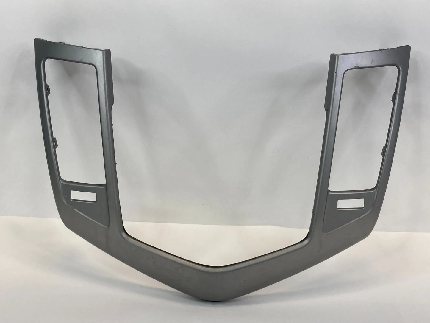 2011-2016 CHEVROLET CRUZE DASH RADIO SURROUND COVER TRIM BEZEL OEM 94567907
