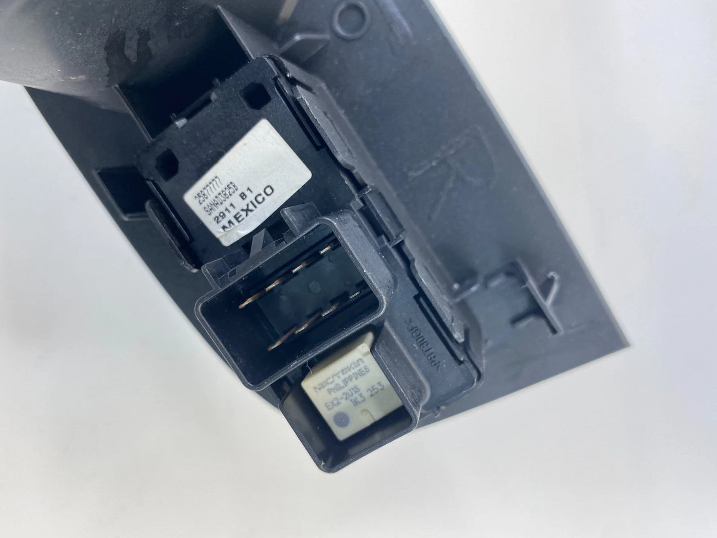 09-17 CHEVY TRAVERSE REAR RIGHT SIDE DOOR POWER WINDOW SWITCH W BEZEL 25877777