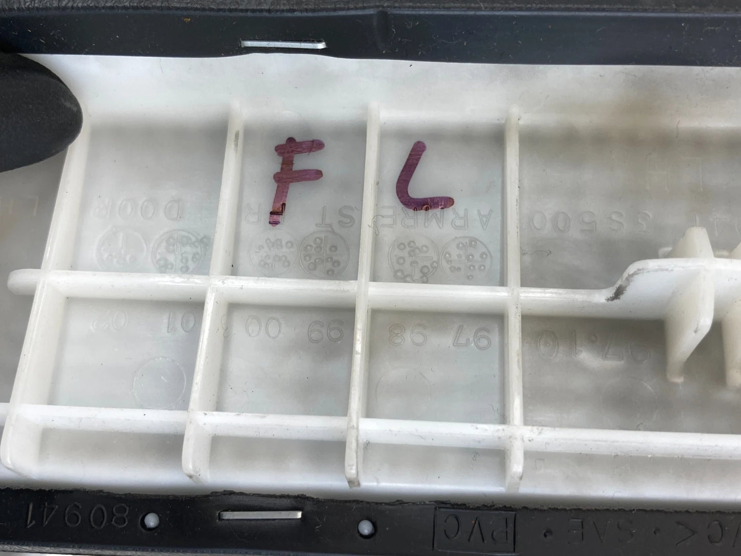 2000-2004 NISSAN XTERRA FRONT LEFT SIDE DOOR PANEL ARMREST ARM REST 80941-3S500