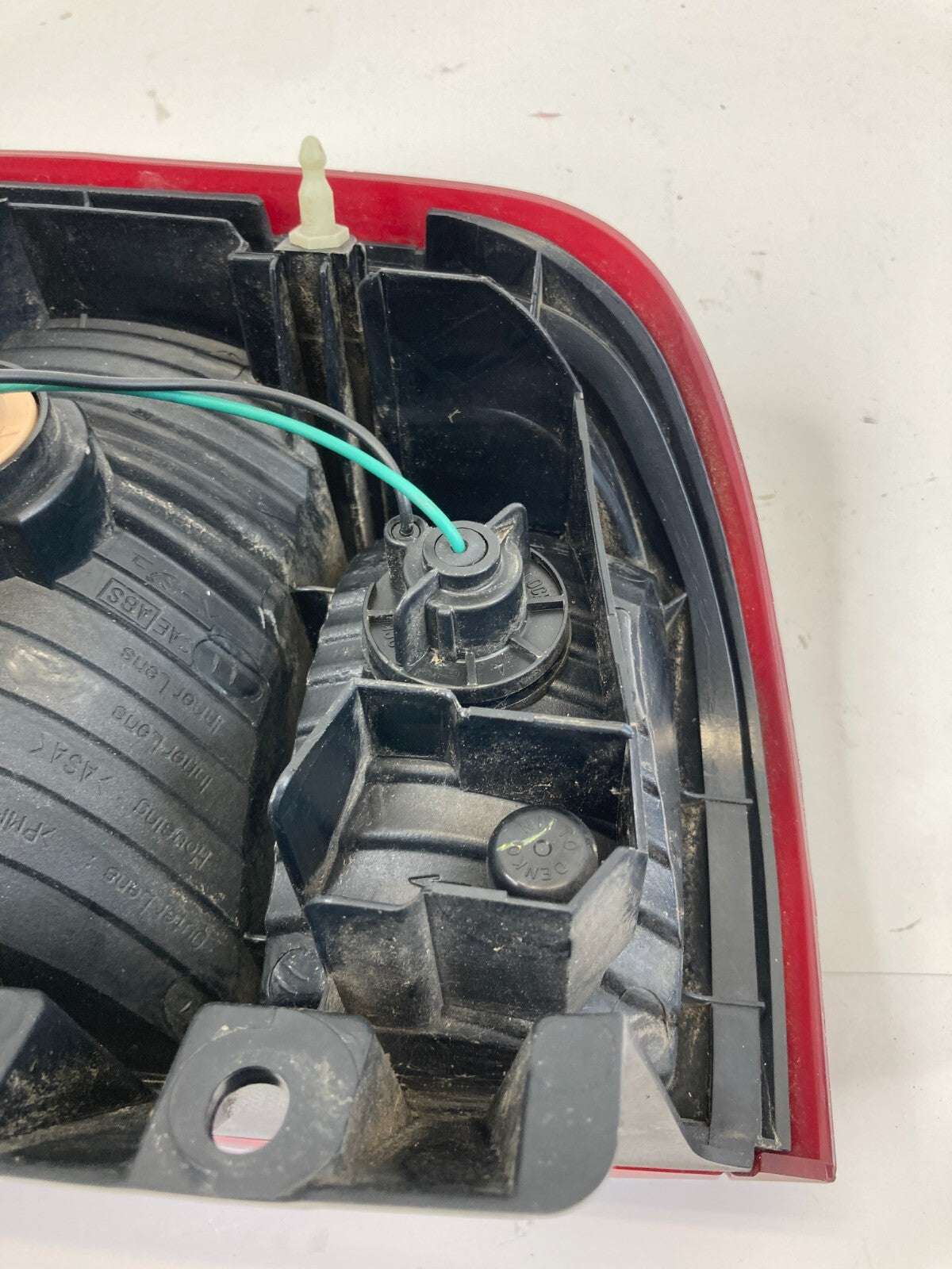 1999-2004 Nissan Pathfinder Rear Right Passenger Side Taillight Tail Light Lamp