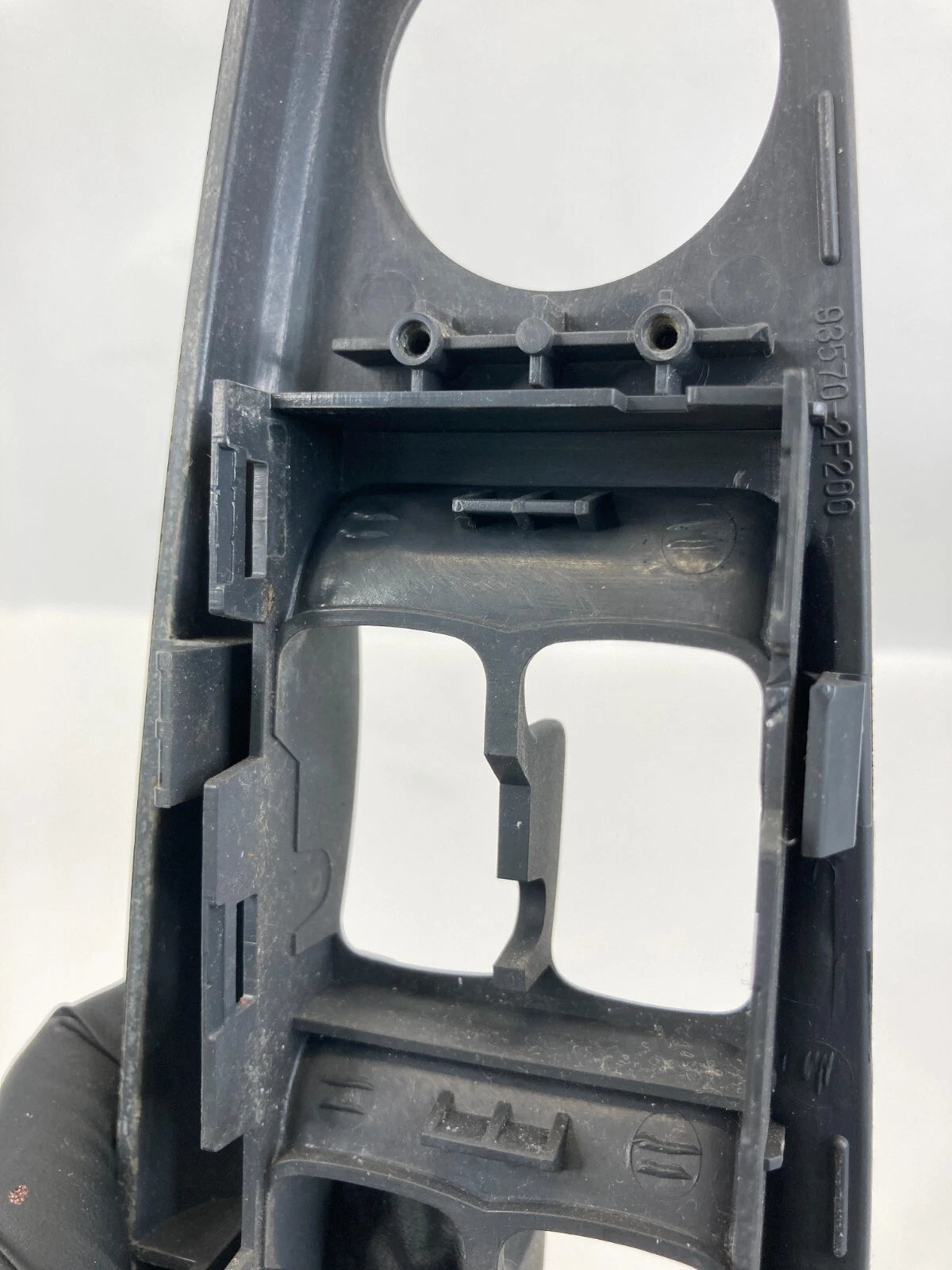 2002-2006 KIA SPECTRA SEDAN 4-DR FRON LEFT DOOR WINDOW SWITCH BEZEL 612W21430
