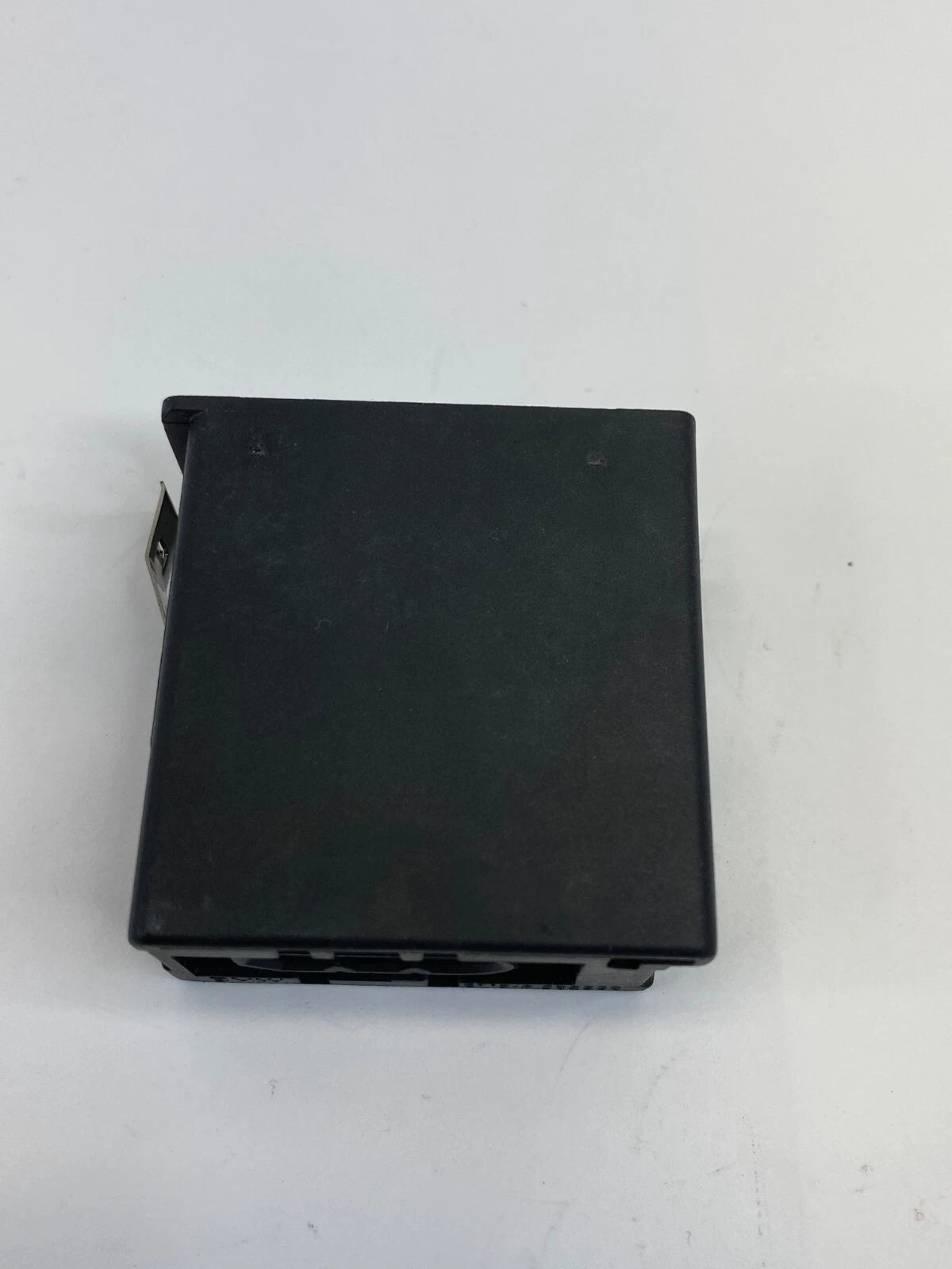 02-05 BMW 745I 745LI GLOVE BOX FLASHLIGHT CHARGER PORT SOCKET 61138352336 OEM