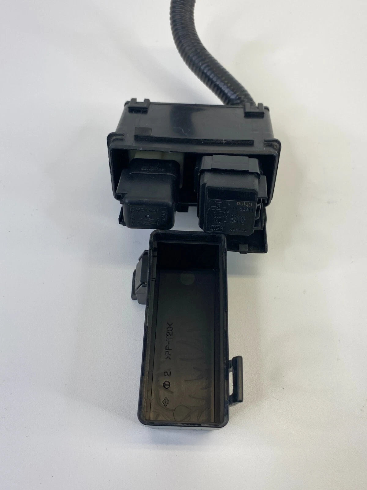 2007 2008 INFINITI G35 3.5L ENGINE COMPARTMENT HORN RELAY JUNCTION BLOCK