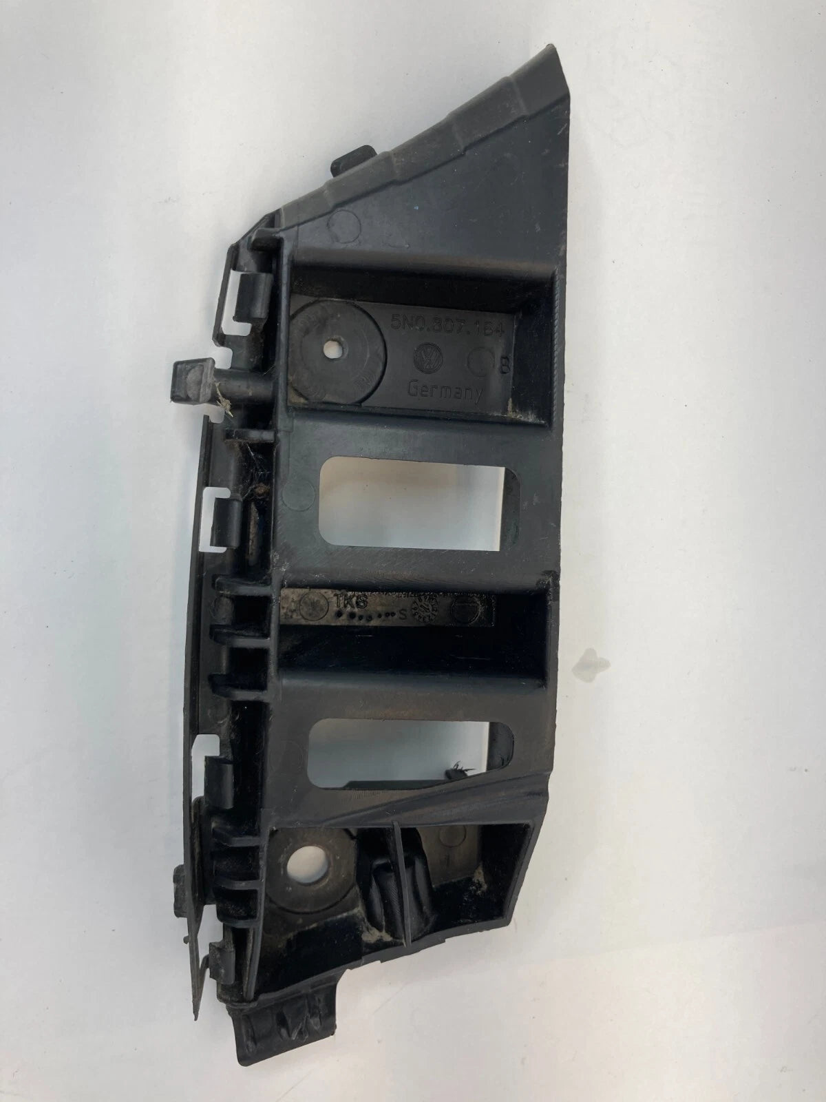 2009-2011 VW TIGUAN FRONT BUMPER RIGHT RETAINER MOUNTING BRACKET GUIDE 5N0807184