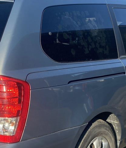 07 08 HYUNDAI ENTOURAGE REAR RIGHT QUARTER PANEL SLIDING DOOR RAIL COVER MOLDING