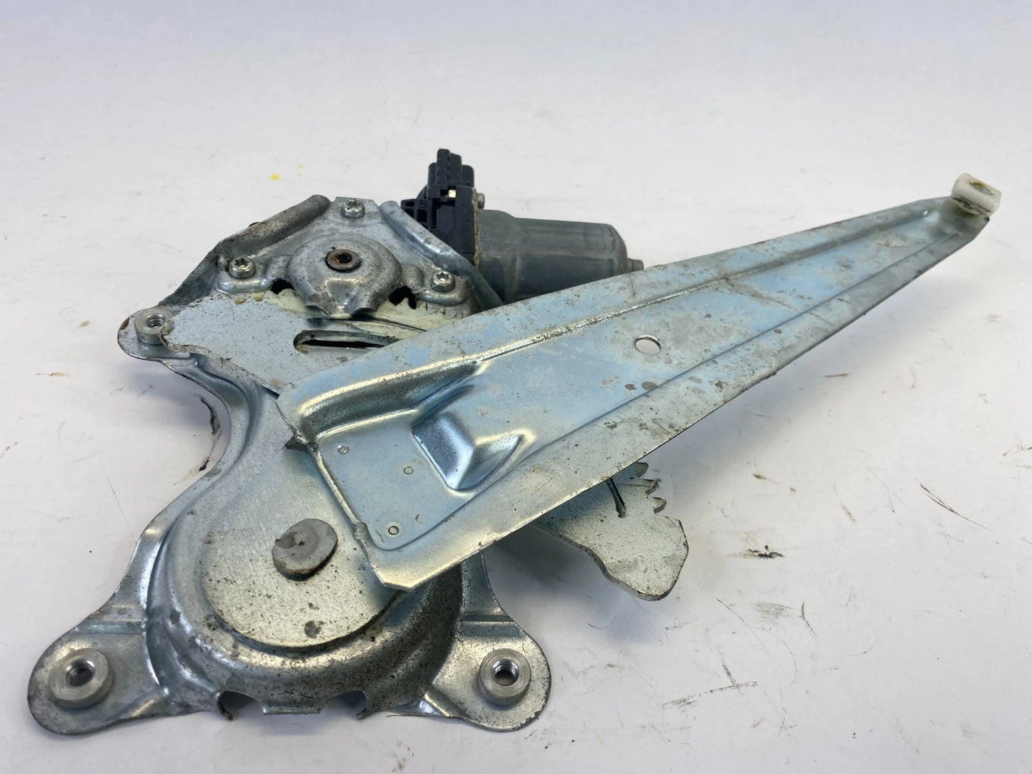 2009-2019 TOYOTA COROLLA REAR RIGHT DOOR POWER WINDOW MOTOR REGULATOR 85720AE010