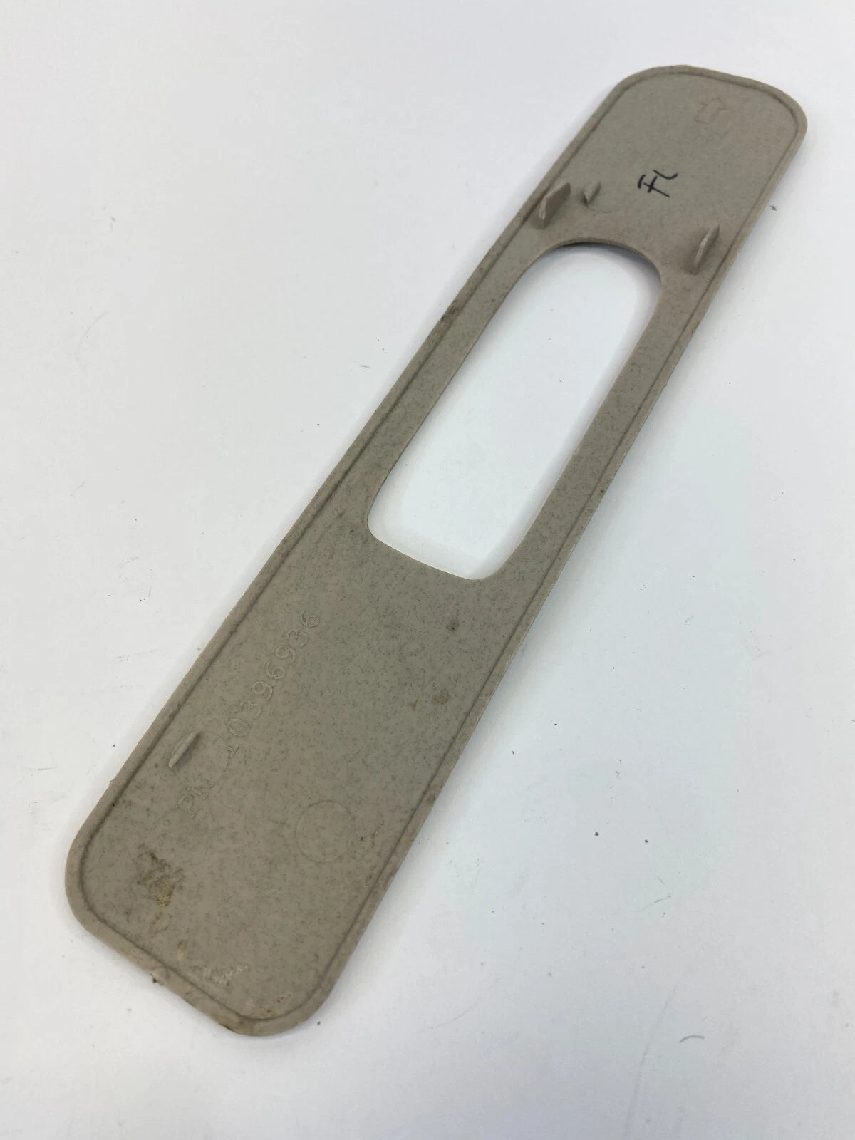 06 07 SATURN VUE FRONT LEFT SIDE B-PILLAR SEAT BELT ADJUTER TRIM COVER 10396936