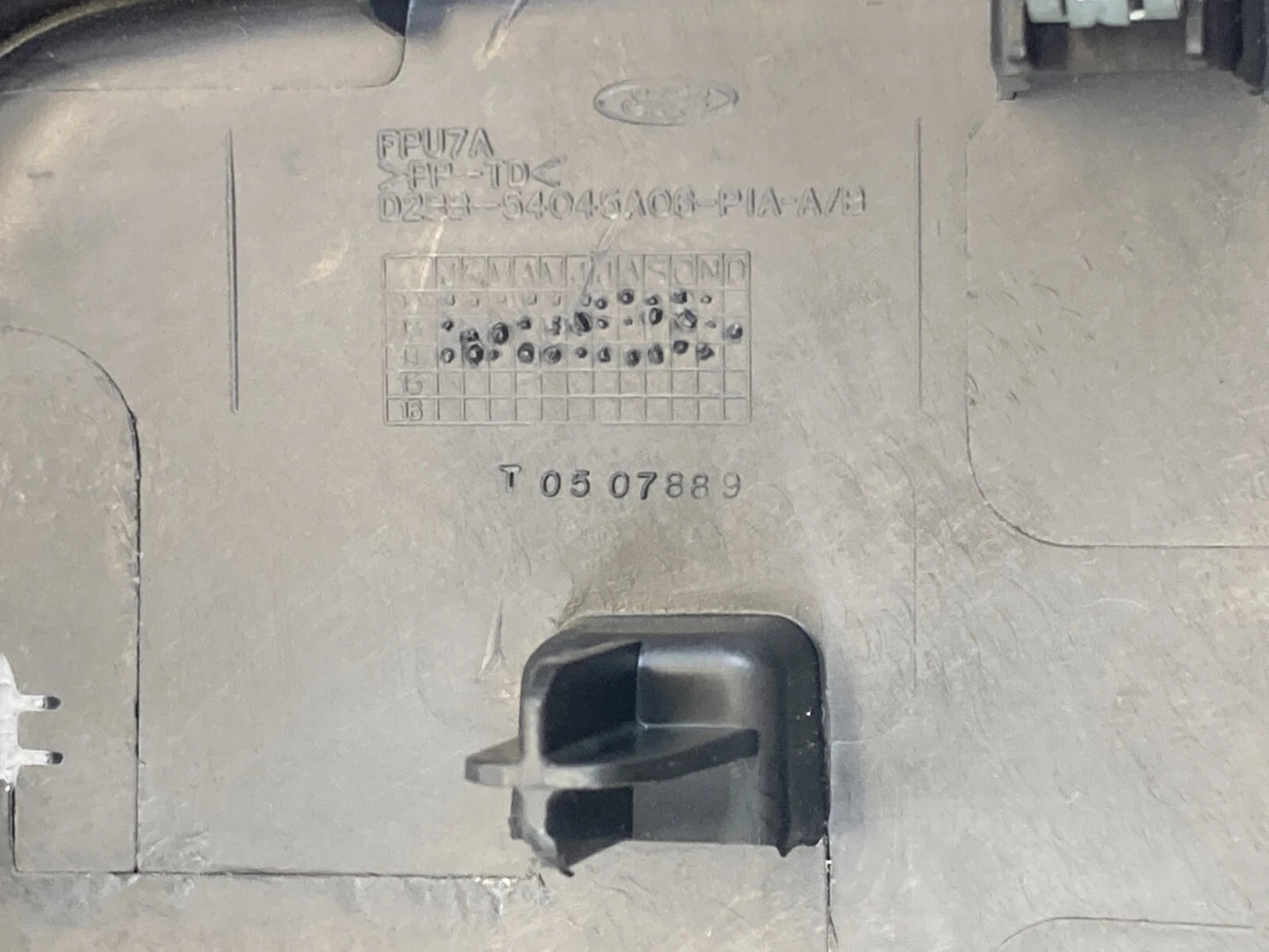 14-19 FORD FIESTA REAR CENTER CONSOLE REAR PANEL W/ POWER OUTLET D2BB54045A06