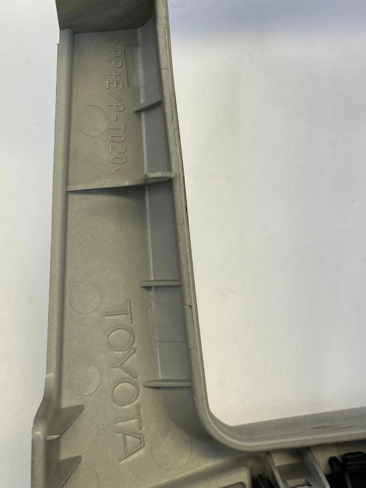 2009-2011 TOYOTA YARIS CENTER DASH RADIO BEZEL TRIM W/ AIR VENTS OEM 55405-52580