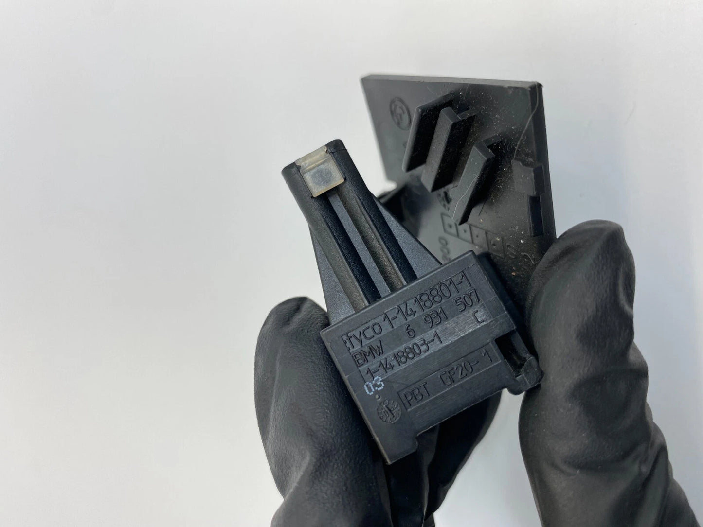 2004 2005 2006 2007 BMW 530I 525I DASH GLOVE BOX HOLDER CAP TRIM 7121920 OEM