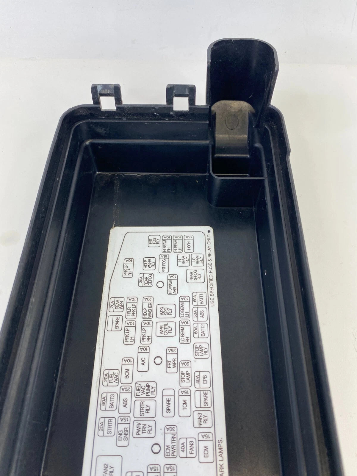 2012-2015 CHEVROLET CAPTIVA SPORT 2.4L AT ENGINE FUSE RELAY BOX LID CAP COVER