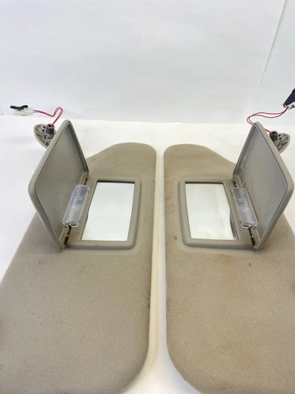 2005-2007 JEEP LIBERTY SUN VISOR PAIR SET DRIVER PASSENGER BEIGE W/ LIGHT OEM