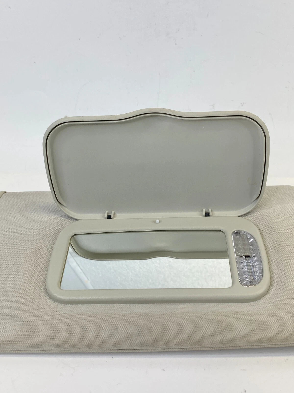 08-10 GRAND CARAVAN TOWN & COUNTRY RIGHT SUNVISOR SUN VISOR W/ MIRROR & LIGHT