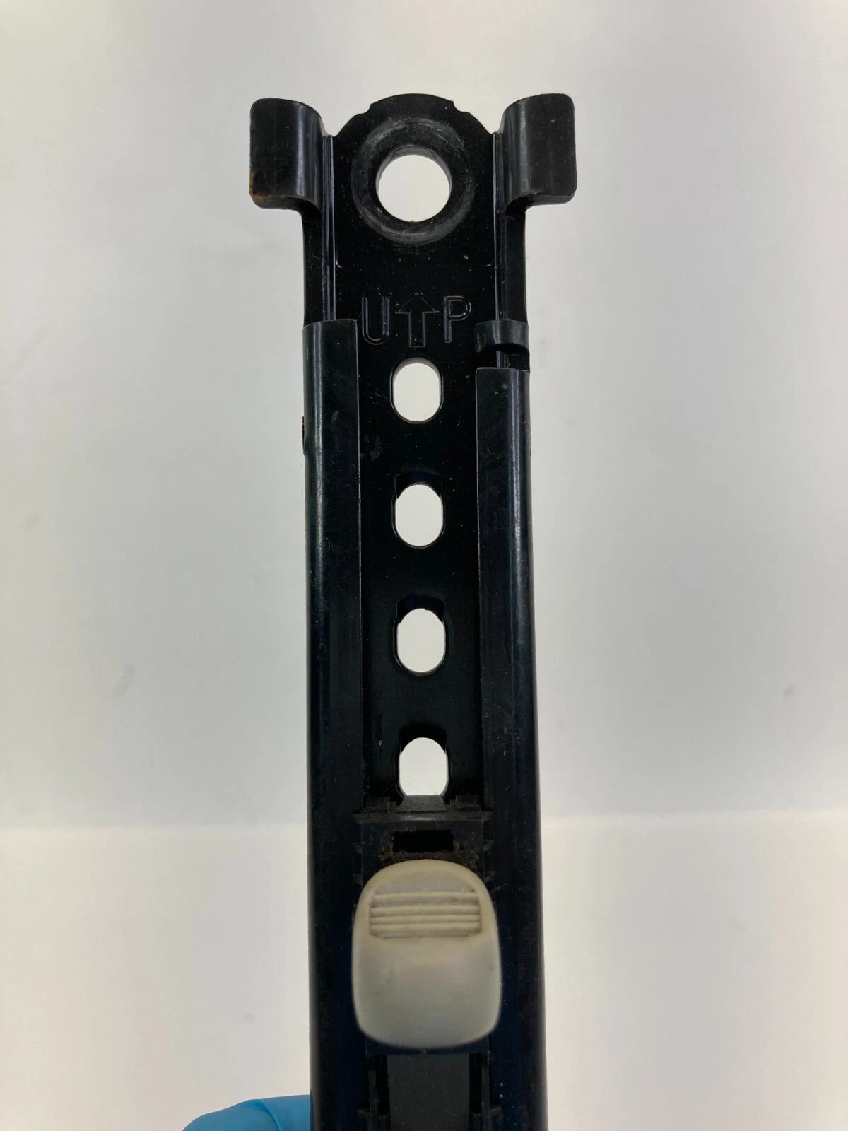 05-10 PONTIAC G6 FRONT RIGHT PASSENGER SIDE SEAT BELT HEIGHT ADJUSTER 22704418