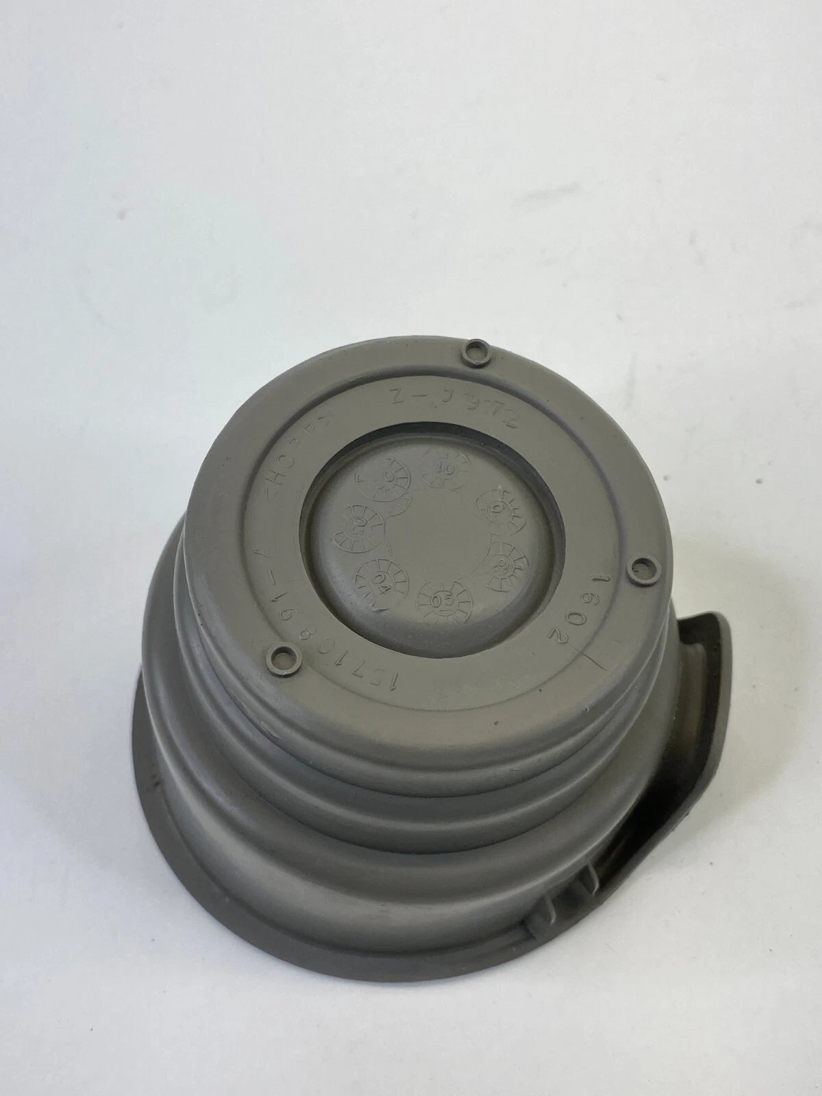 2000-2006 GMC YUKON CHEVROLET TAHOE REAR LEFT CUP HOLDER BEZEL 15710891 OEM
