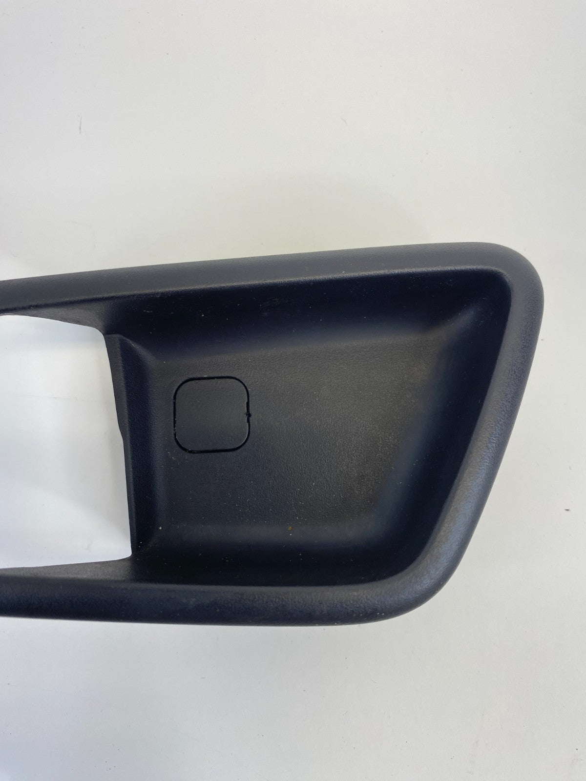2009 2010 Hyundai Sonata Rear Left Side Interior Door Handle Bezel Cover Trim