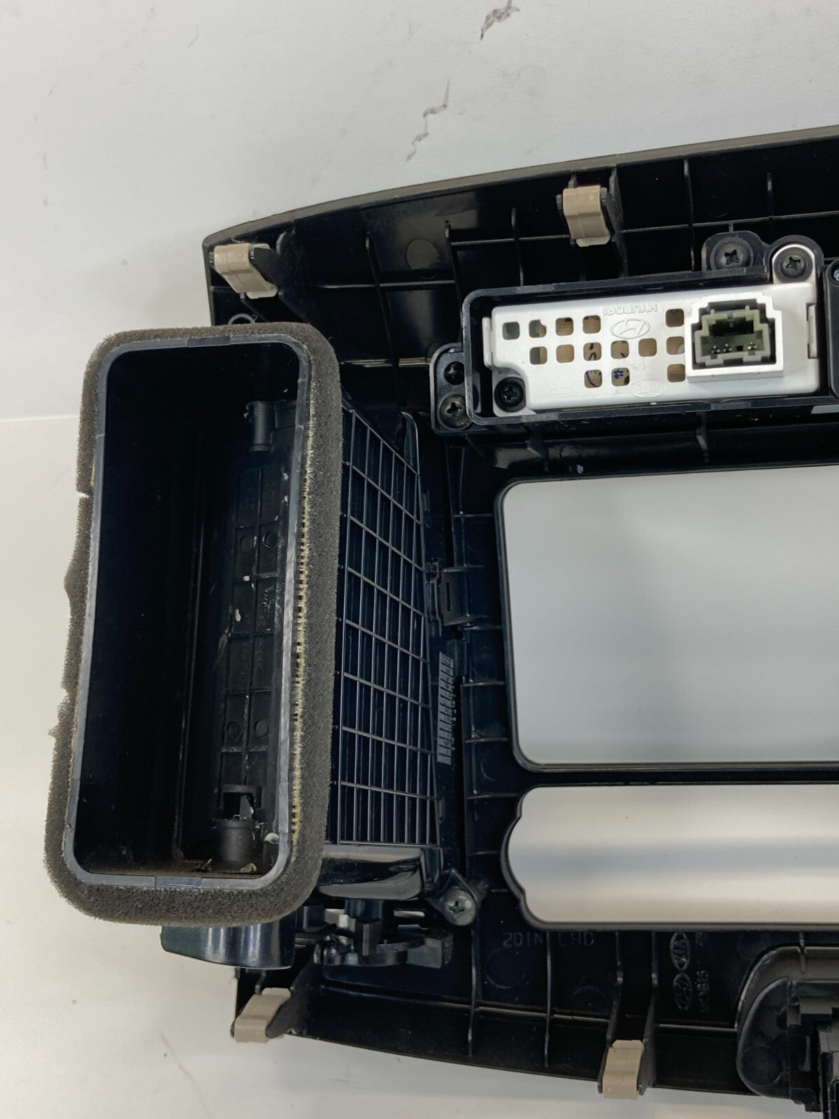 2007-2010 Hyundai Elantra Center Dash Radio Clock Climate Control Trim Bezel OEM