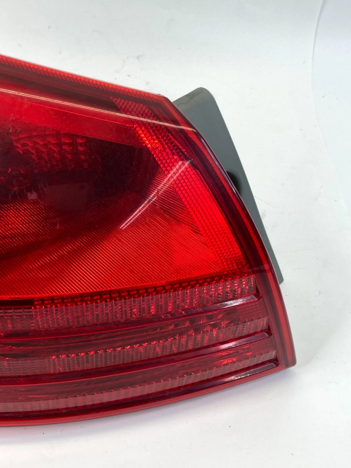 2008-2013 NISSAN ROGUE REAR LEFT SIDE OUTER TAILLIGHT LAMP OEM