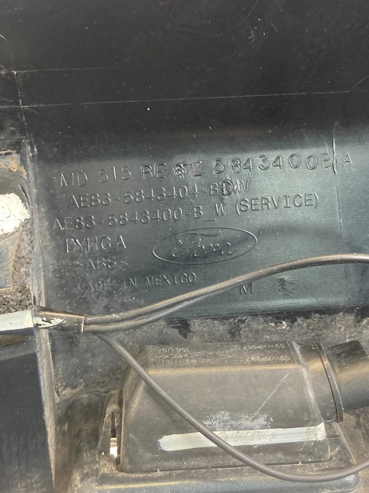 2011-2013 FORD FIESTA HATCHBACK REAR TRUNK MOLDING HANDLE W/ EMBLEM AE83-5843404