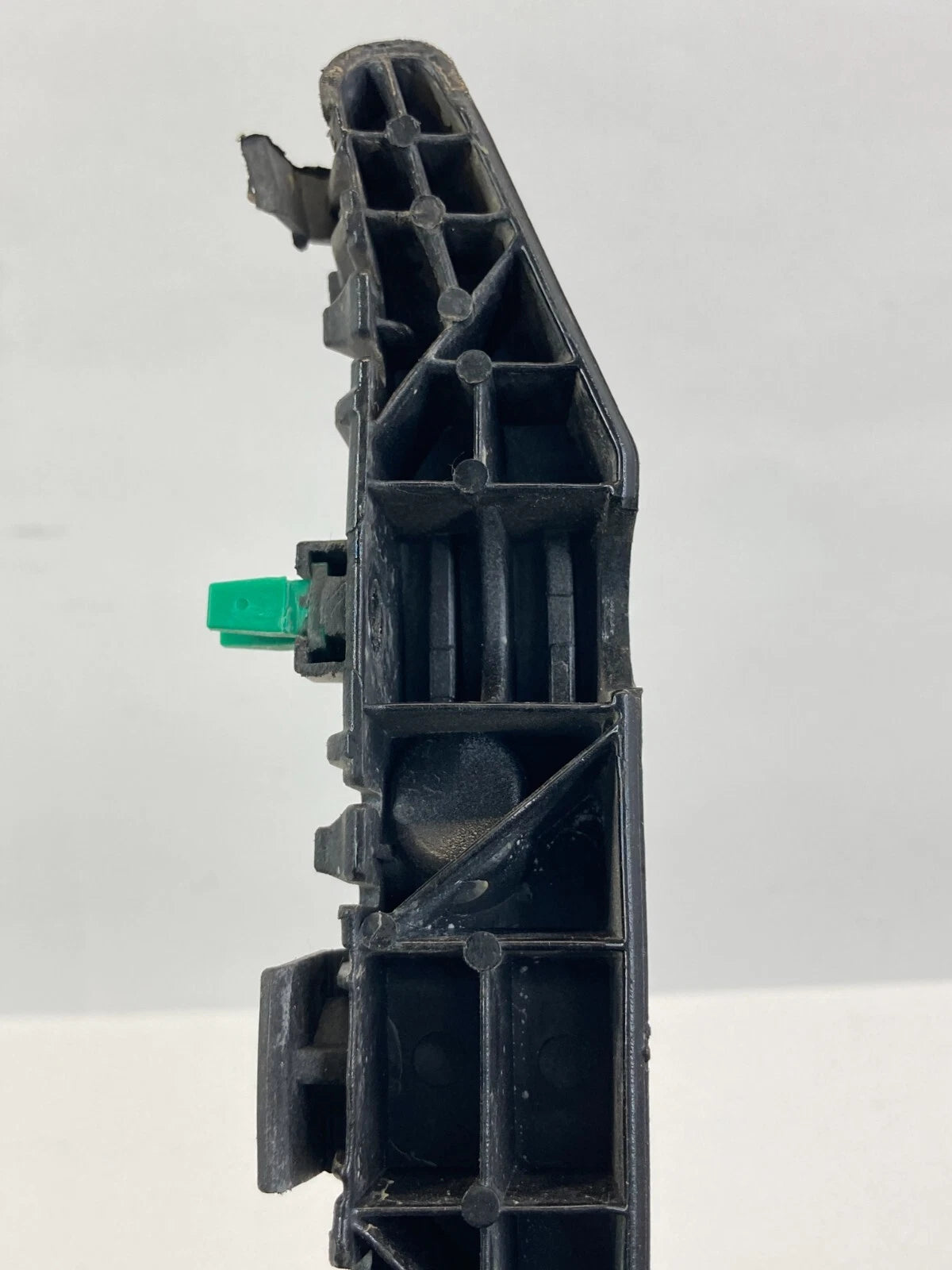 2015 -2017 HYUNDAI SONATA FRONT LEFT DRIVER BUMPER BRACKET MOUNT RETAINER OEM