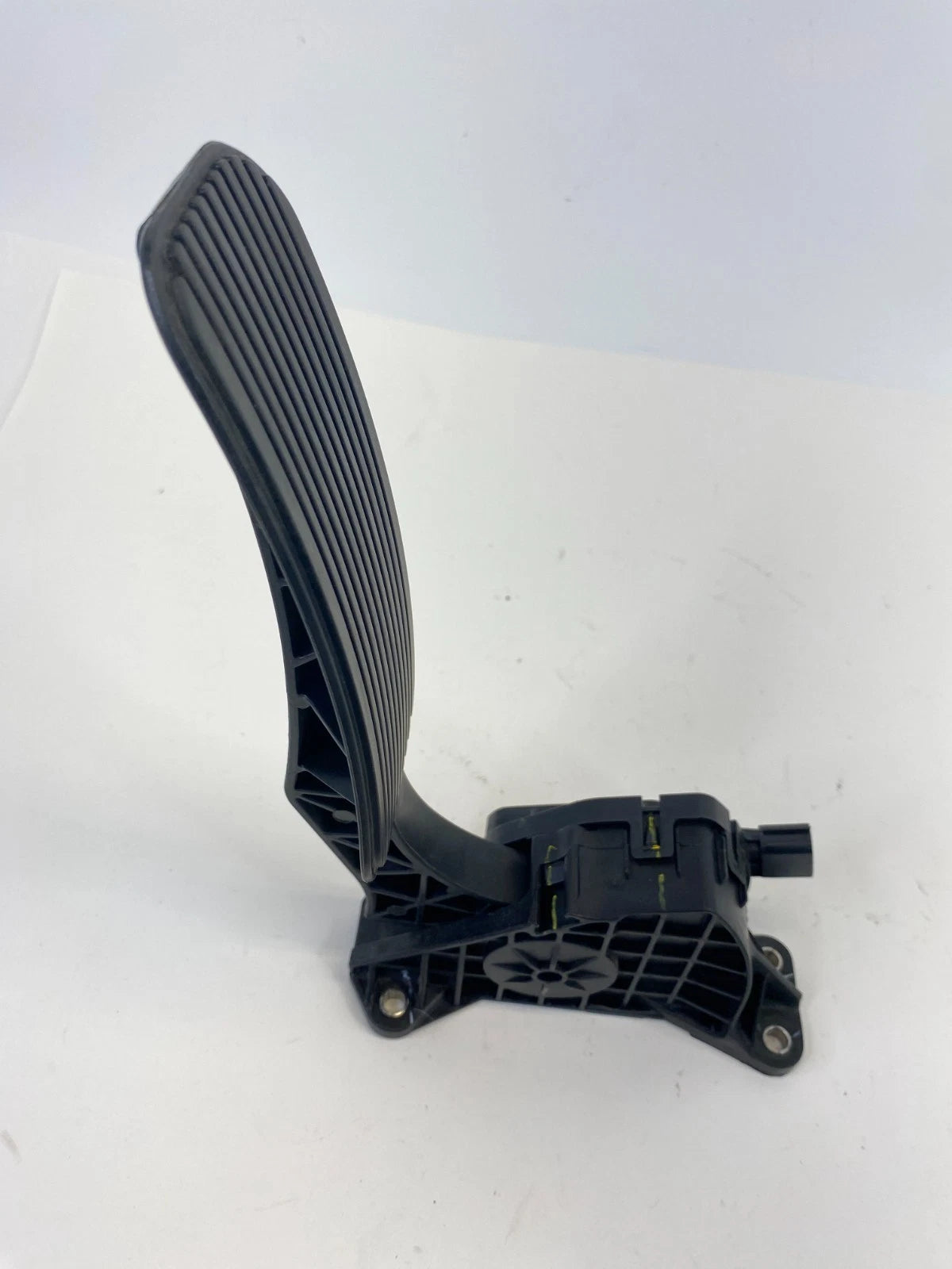 2013-2019 Ford Taurus Accelerator Pedal Gas Assembly DG13-9F836-AC OEM