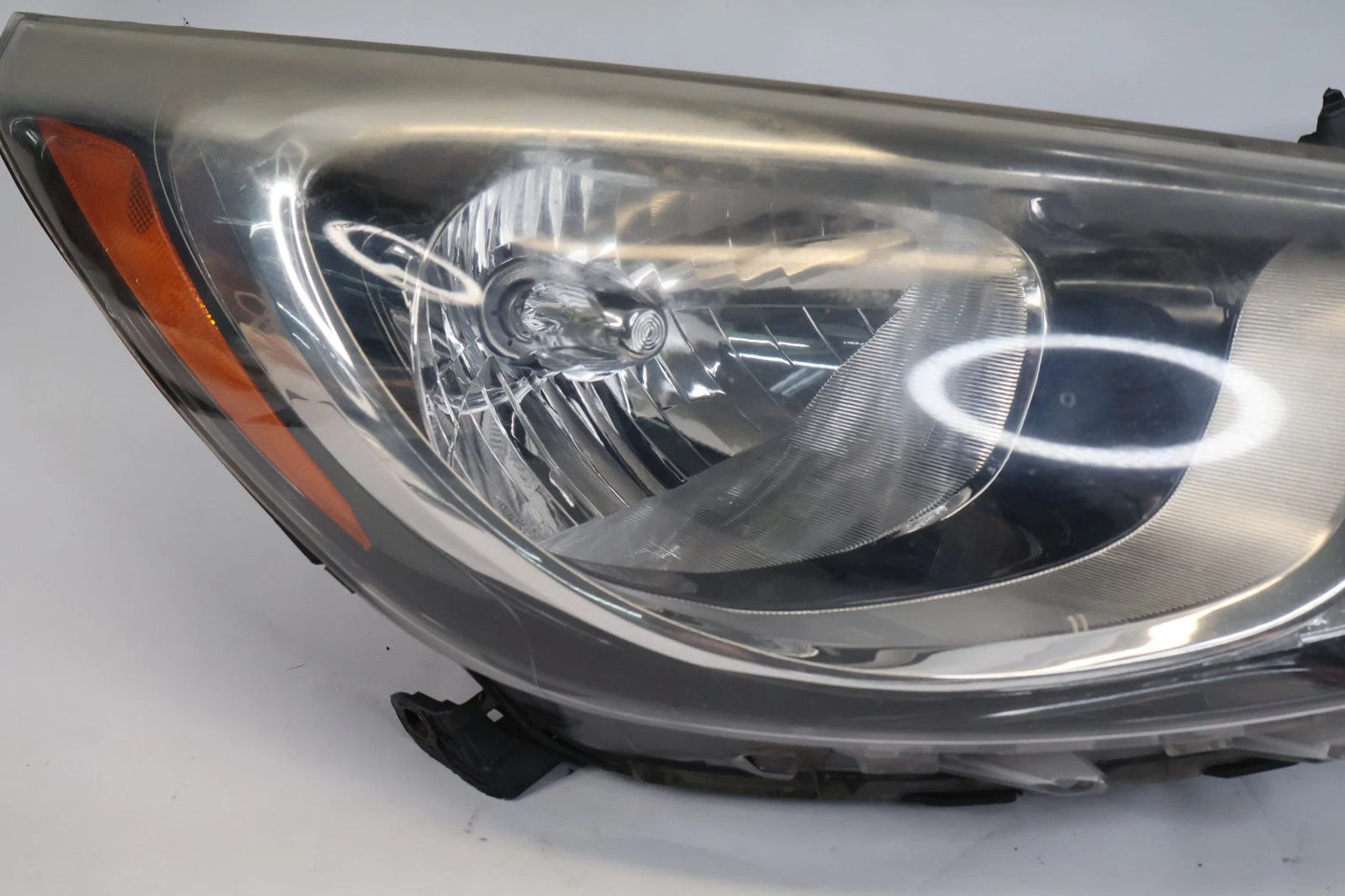 2012-2014 HYUNDAI ACCENT FRONT RIGHT HEADLIGHT HEADLAMP HALOGEN OEM FACTORY