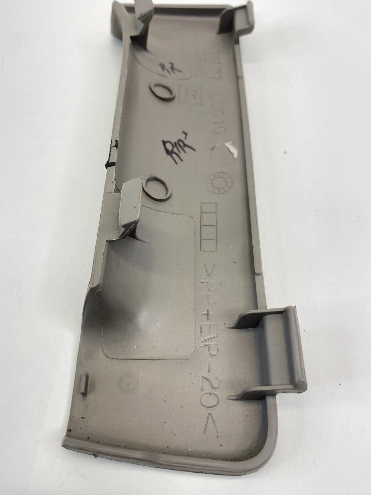 2001-2006 TOYOTA SEQUOIA REAR RIGHT B-PILLAR GRAB HANDLE TRIM COVER 74637-0C010