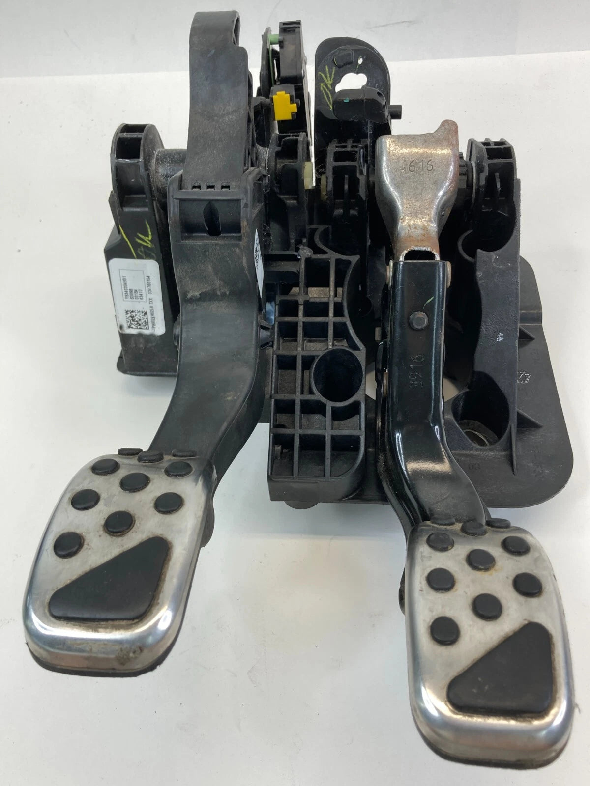 12-19 FIAT 500 1.4L MANUAL BRAKE STOP & CLUTCH FOOT PEDAL ASSEMBLY P68324962AB